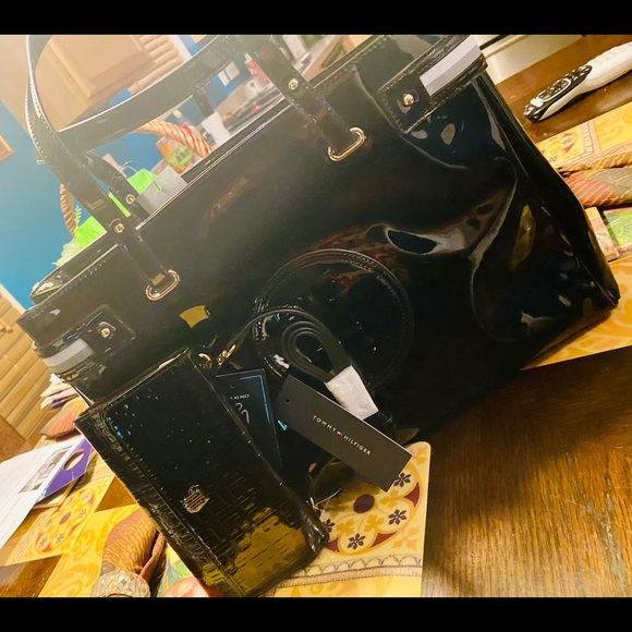 New Tommy Hilfiger Patent Medium Tote/ Wallet - Picture 4 of 8